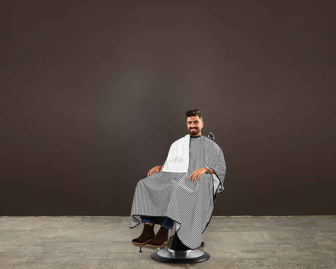 93024_Barber_Cape_99151_Barber_Towel_sitting_Goekhan_brown_web-600x480 Umhang Barber Cape schwarz/weiss mit Druckknopfverschluss (140 x 180cm) – Bild 4