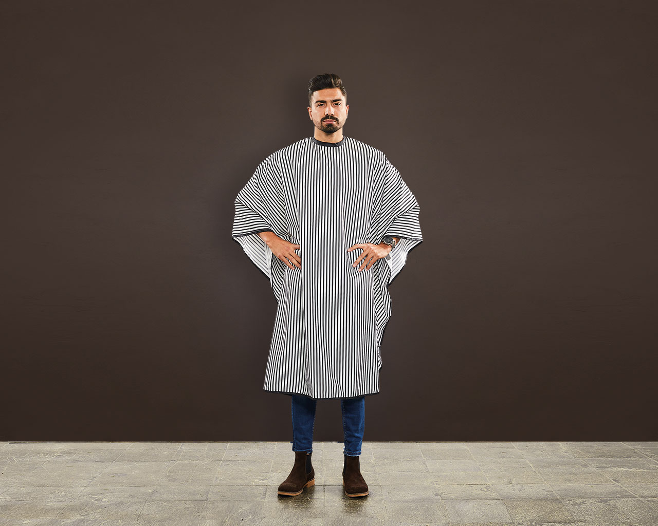 93024_Barber_Cape_Pose_Goekhan_brown_web-600x480 Umhang Barber Cape schwarz/weiss mit Druckknopfverschluss (140 x 180cm) – Bild 3