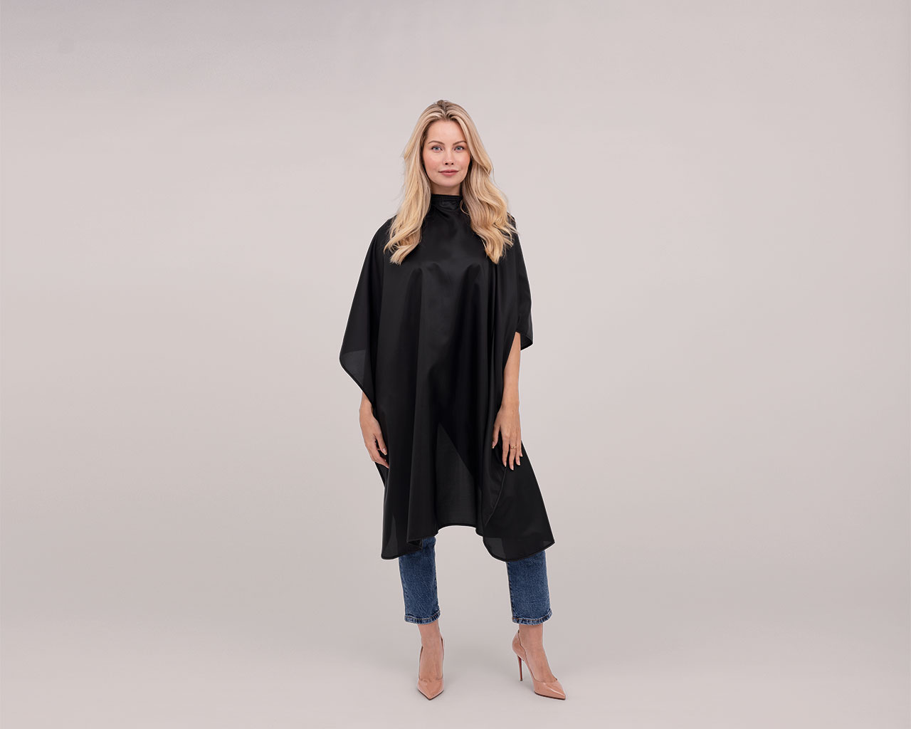 93701_93706_BasicCut_black_Pose2_Karina_beige_web_1280x1024-600x480 Umhang BasicCut schwarz mit Hakenverschluss (125x145cm) – Bild 4