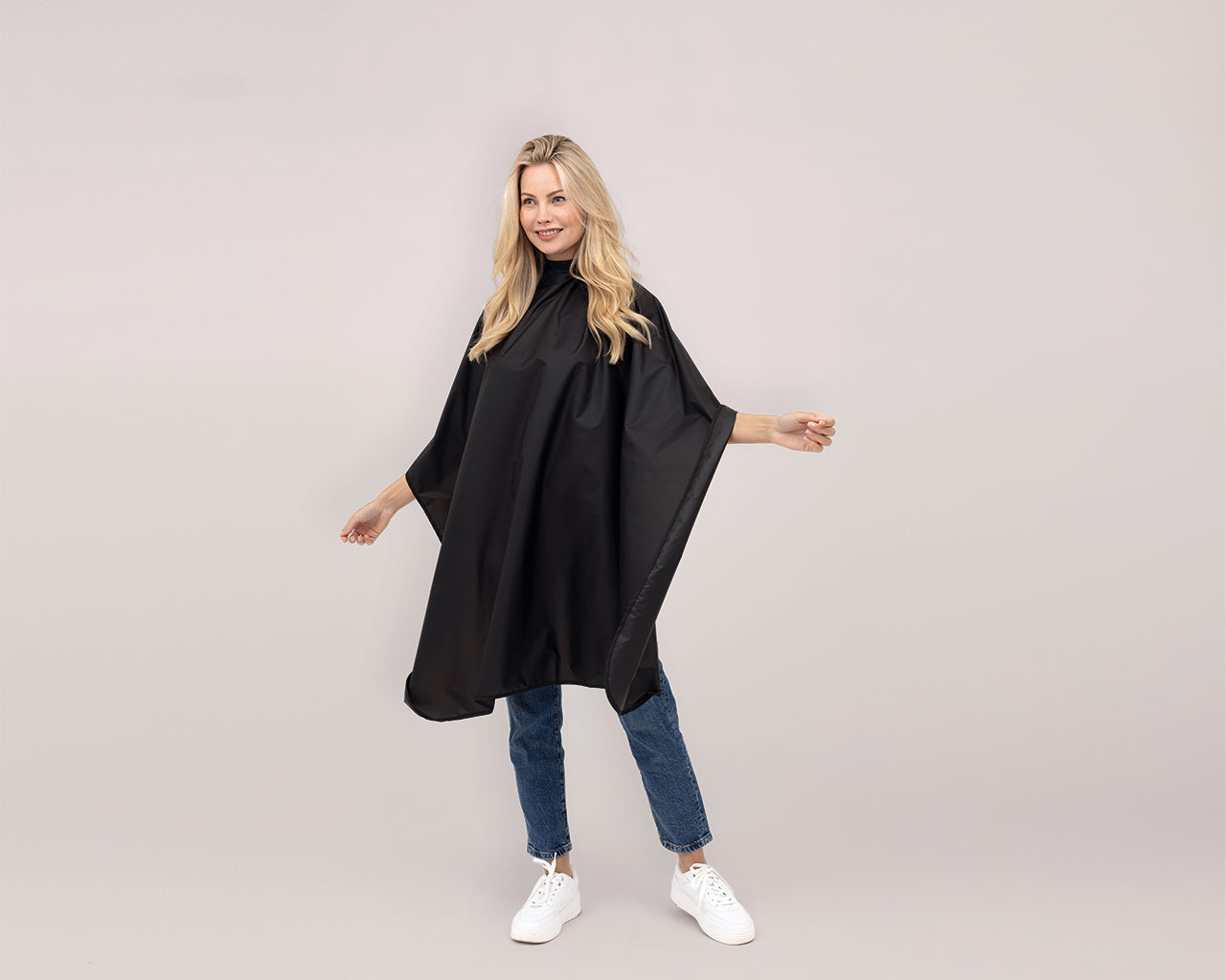 93701_93706_BasicCut_black_Pose_Karina_beige_web_1280x1024-600x480 Umhang BasicCut schwarz mit Hakenverschluss (125x145cm) – Bild 5