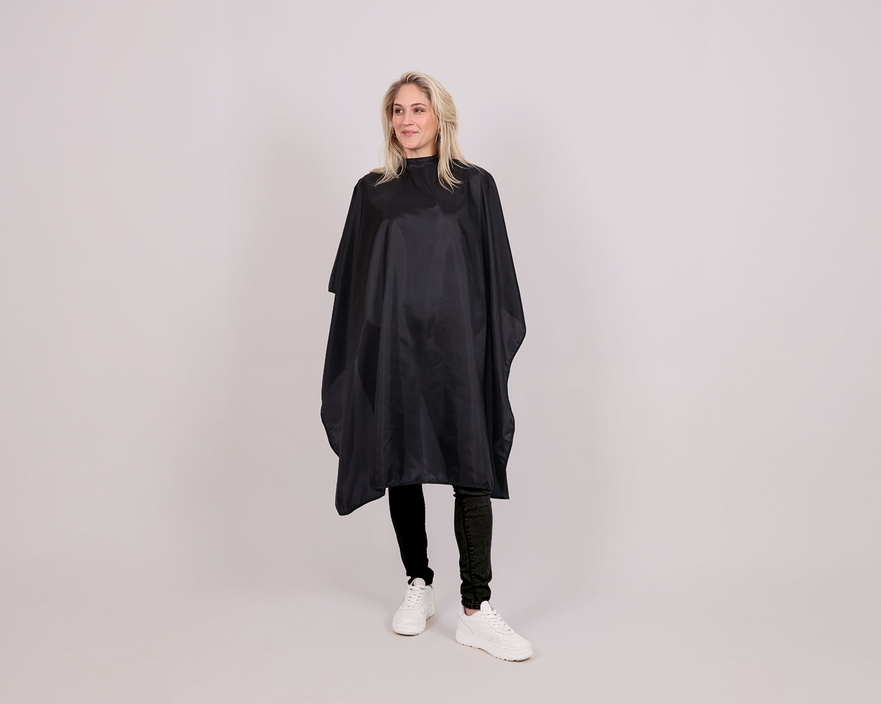 93701_93706_BasicCut_black_Pose_Lena_beige_web_1280x1024-600x480 Umhang BasicCut schwarz mit Hakenverschluss (125x145cm) – Bild 3