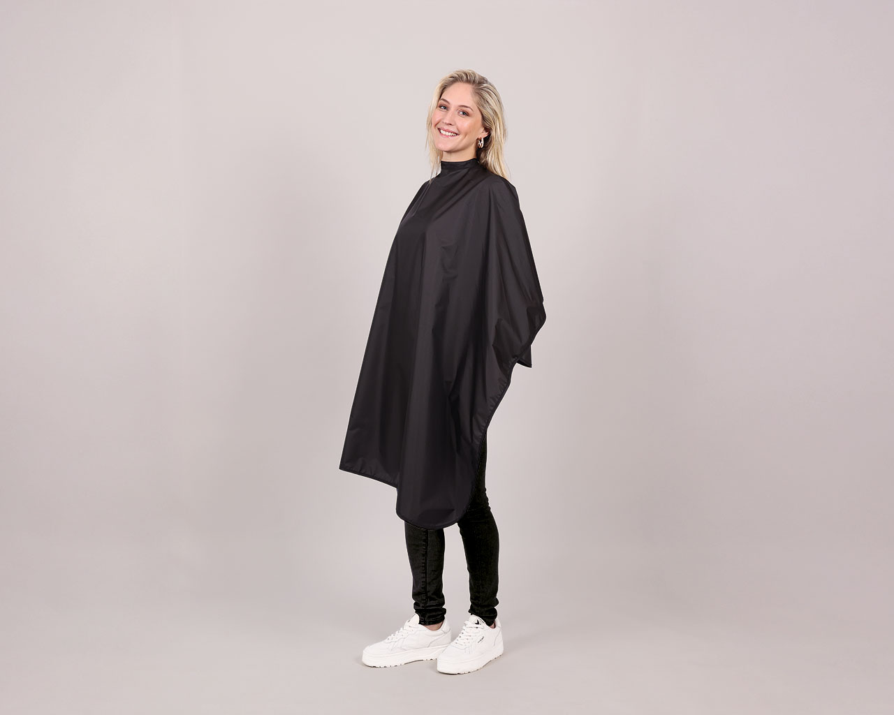 93707_93708_BasicColour_black_Pose_Lena_web_1280x1024-600x480 Umhang BasicColour schwarz mit Hakenverschluss (125x145cm) – Bild 3