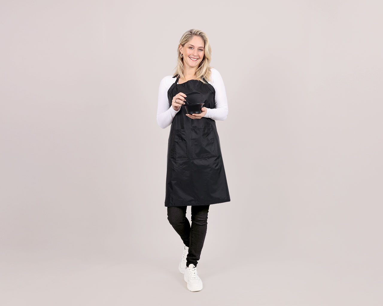 93709_BasicApron_black_Pose_Lena_web_1280x1024-600x480 Farbschürze BasicApron schwarz mit Bindeband (73x83cm) – Bild 3