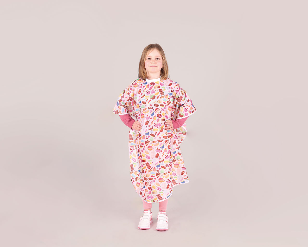 93710_93714_BasicKids_candy_Pose2_Hannah_web_1280x1024-600x480 Umhang BasicKids mit Hakenverschluss (90x110cm) – Bild 3