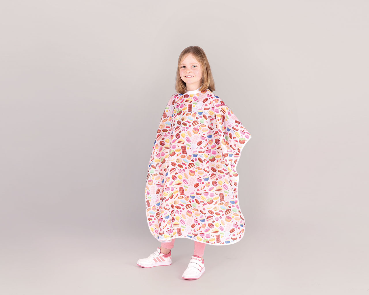 93710_93714_BasicKids_candy_Pose_Hannah_web_1280x1024-600x480 Umhang BasicKids mit Hakenverschluss (90x110cm) – Bild 4